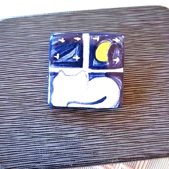 The Potting Shed Cat on Windowsill Crackle Brooch - Picture 2 of 3